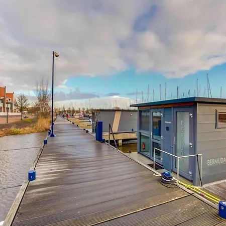 Modern Houseboat In Marina Of Volendam Hotel Exterior photo