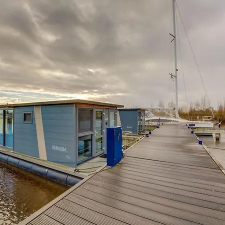 Modern Houseboat In Marina Of Volendam Hotel Exterior photo