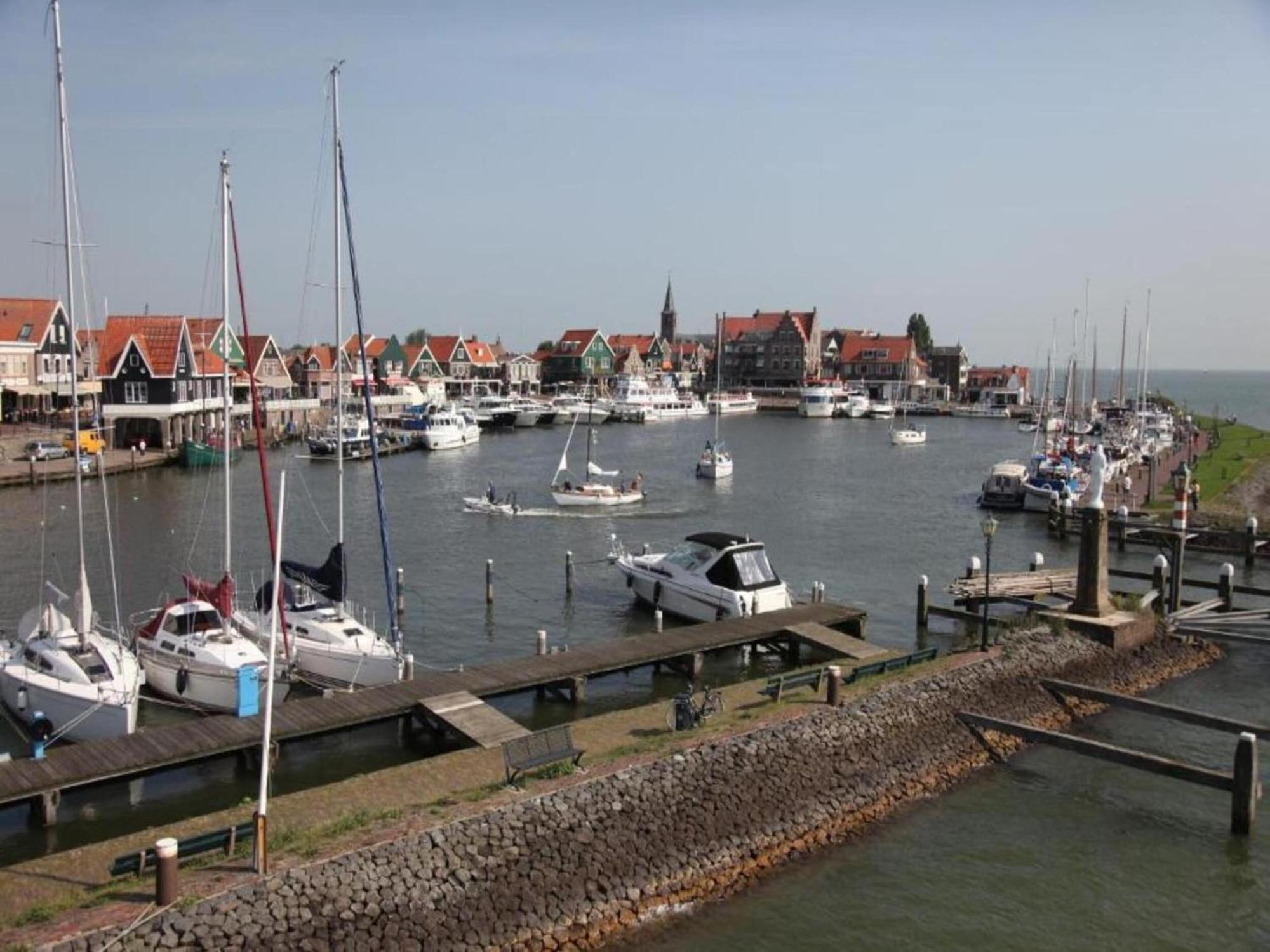 Bateau-hôtel Modern Houseboat In Marina Of Volendam